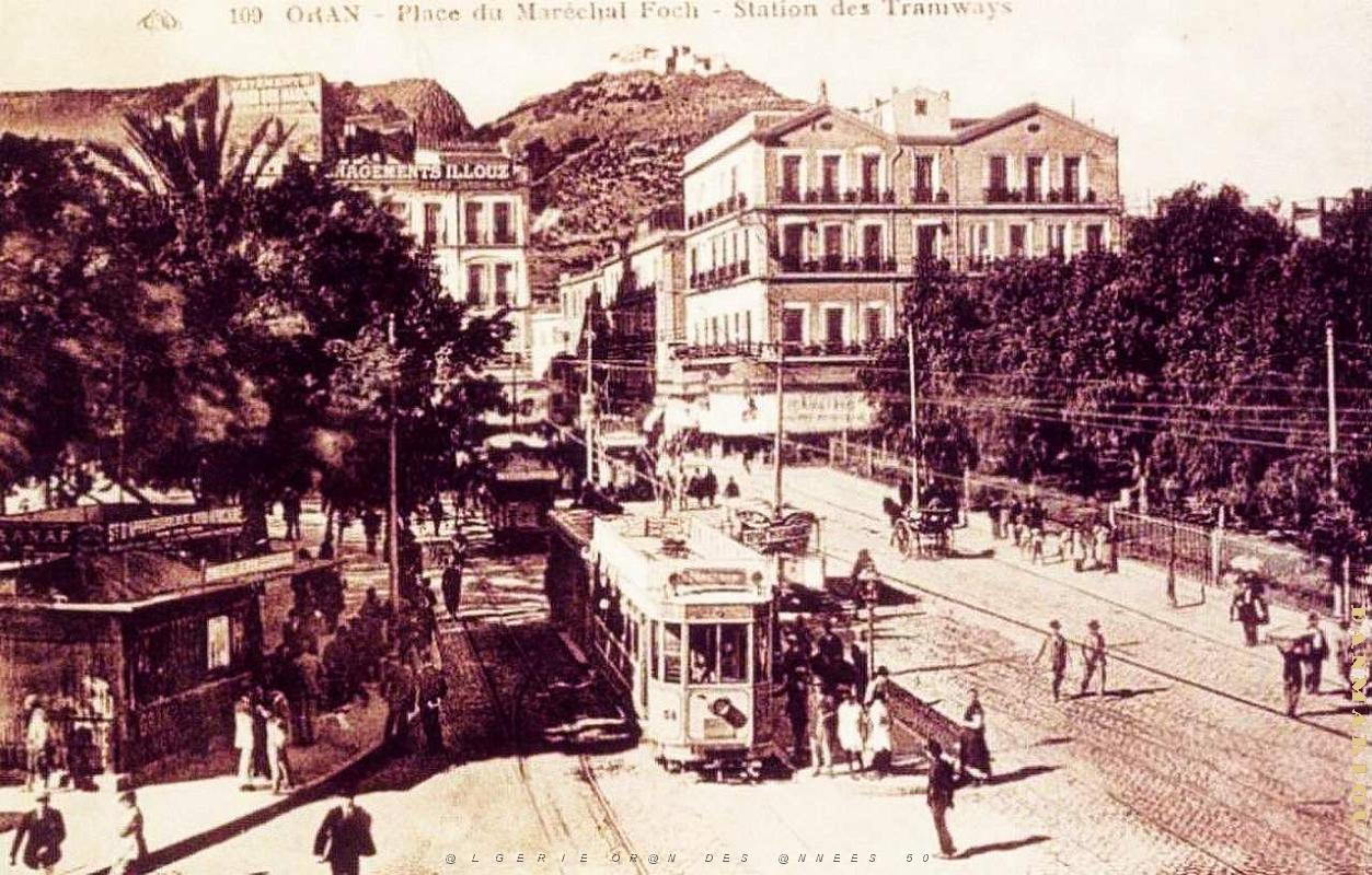 PA c- 016- Place d'Armes- trams et autobus.jpg
